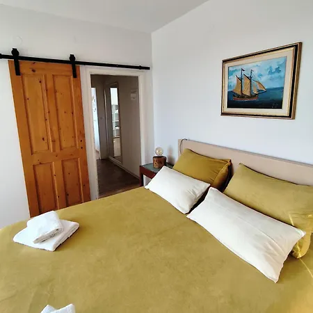 Apartment On The Perla Bianca Jesenice (Split-Dalmatia)
